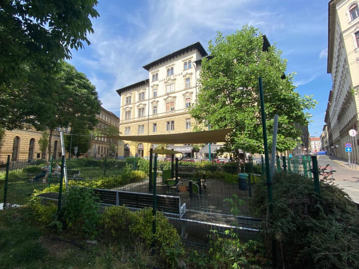 Urban Haven - 3 Beds, 3 Baths, Free Parking, Near Central Market Budapest Kültér fotó