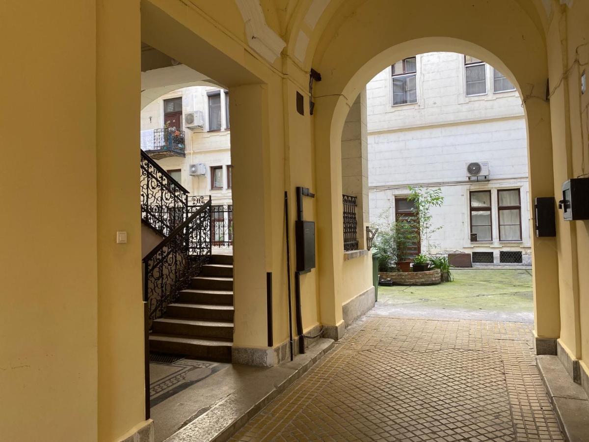 Urban Haven - 3 Beds, 3 Baths, Free Parking, Near Central Market Budapest Kültér fotó