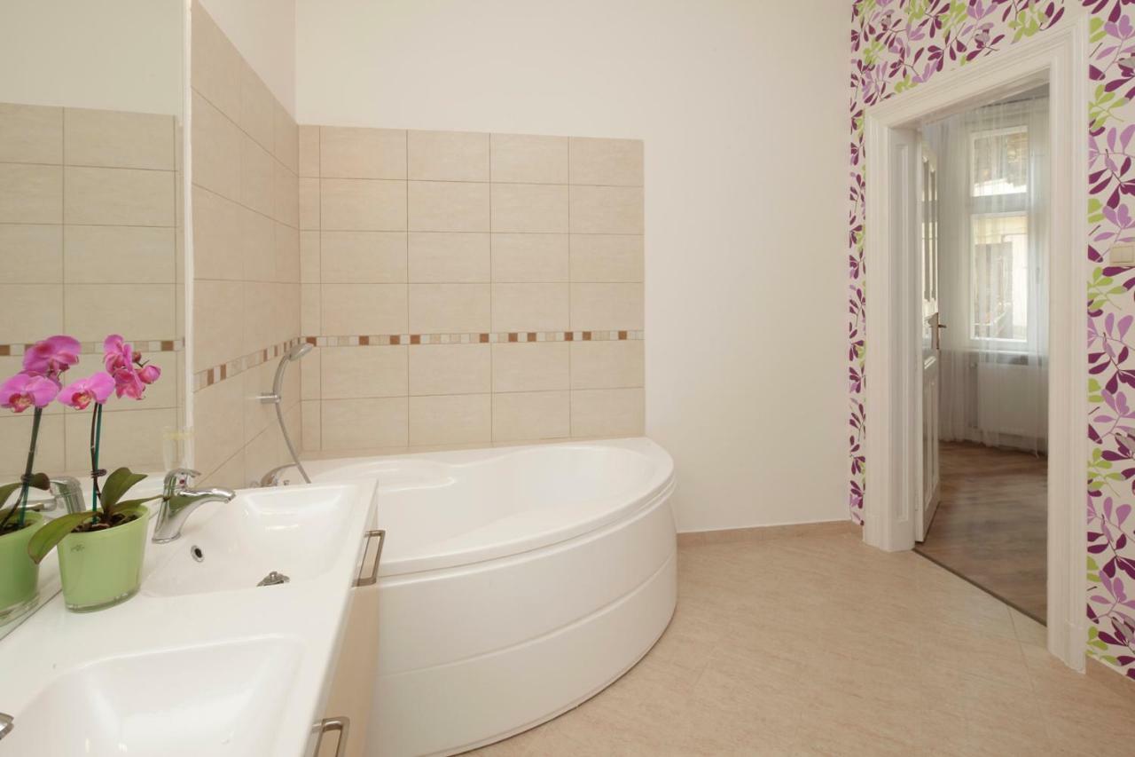 Urban Haven - 3 Beds, 3 Baths, Free Parking, Near Central Market Budapest Kültér fotó