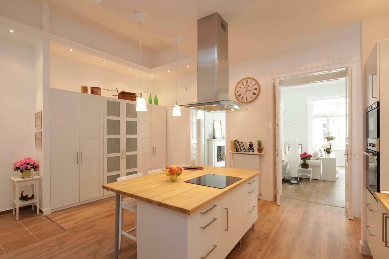 Urban Haven - 3 Beds, 3 Baths, Free Parking, Near Central Market Budapest Kültér fotó
