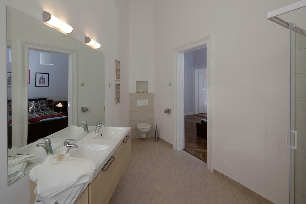 Urban Haven - 3 Beds, 3 Baths, Free Parking, Near Central Market Budapest Kültér fotó